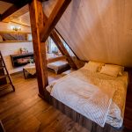 Łóżko w pokoju białej damy oraz widok na salonik