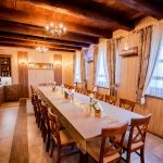 Sala kominkowa w Białej Damie w Gnieźnie której są organizowane przyjęcia i imprezy okolicznościowe. Duży stół pomieści 20 gośći