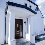 Wejście do Białej Damy otoczone klasycznymi kolumnami