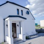 Zewnętrzny widok na elegancki dworek Biała Dama w Gnieźnie, z klasyczną architekturą,