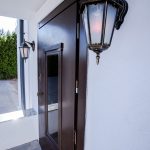 Zewnętrzny widok na elegancki dworek Biała Dama w Gnieźnie, z klasyczną architekturą,