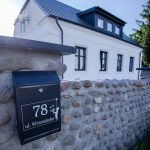 Zewnętrzny widok na elegancki dworek Biała Dama w Gnieźnie, z klasyczną architekturą,