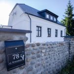 Zewnętrzny widok na elegancki dworek Biała Dama w Gnieźnie, z klasyczną architekturą,