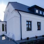 Zewnętrzny widok na elegancki dworek Biała Dama w Gnieźnie, z klasyczną architekturą,