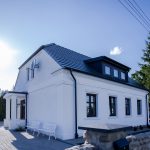 Skośna perspektywa zewnętrzny widok dworku Biała Dama w Gnieźnie,