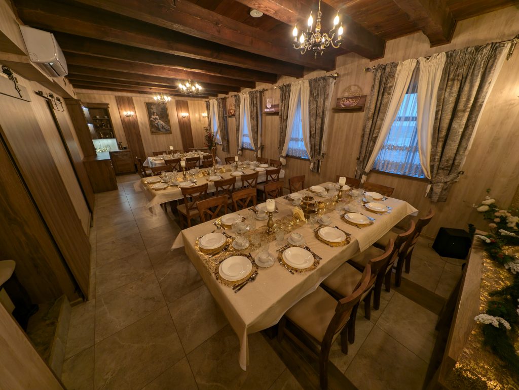 stół ustawiony III rzędach na 34 osoby